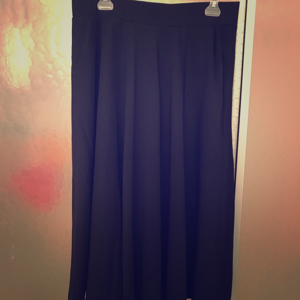 Navy blue midi skirt with elastic waist , pockets
